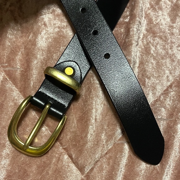 Elegant Black Leather Belt with Gold Buckle - Picture 3 of 3
